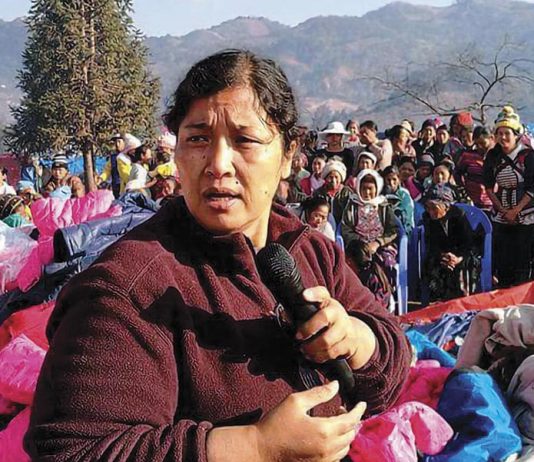 စစ်ရှောင်ပြည်သူတွေကို ထောက်ပံ့နေတဲ့ ဒေါ်လဖိုင်နန်ပရီနှင့်တွေ့ဆုံခြင်း nangpri-intervie-(2)