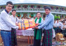 ဧရာဝတီမြစ်ကို ဖြတ်ပြီးကျောင်းတက်နေရသည့် မြစ်ဆုံဒေသမှ ကျောင်းသားများကို စေတနာရှင်တစ်ဦးက အသက်ကယ်အင်္ကျီများလှူဒါန်း မလိယန်-ခန်းဘူ ကျောင်းသားများကို အသက်ကယ်အင်္ကျီ လှူဒါန်း