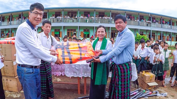 မလိယန် ခန်းဘူ ကျောင်းသား မလိယန်-ခန်းဘူ ကျောင်းသားများကို အသက်ကယ်အင်္ကျီ လှူဒါန်း