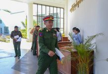 လုံခြုံရေးနှင့် နယ်စပ်ရေးရာဝန်ကြီး အပြောင်းအလဲကြောင့် လွှတ်တော်အထူးအစည်းအဝေး ကျင်းပ၊ မေးခွန်းအများဆုံးမေးမြန်းခဲ့သော ကိုယ်စားလှယ်များ ကျေနပ်အားရမှုမရှိ ဗိုလ္မွဴးႀကီး ေနလင္းထြန္း