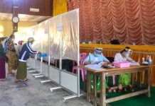 Covid-19 ကာကွယ်ရေးအတွက် လူစုလူဝေး မဖြစ်စေရန် အငြိမ်းစားဝန်ထမ်းအား မြစ်ကြီးနား မြို့တော်ခန်းမတွင် ပင်စင်လစာထုတ်ပေး
