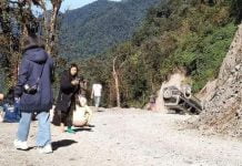 ခေါင်လန်ဖူး မဲရုံမှူး၊မဲရုံစောင့်တာဝန်ကျဆရာ၊ဆရာမများ စီးနှင်းလိုက်ပါလာသော ကားတစ်စီး တိမ်းမှောက်