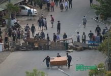 မြစ်ကြီးနားတက္ကသိုလ်ရှေ့ ဝန်းရံသည့် လူထုကို ဖြိုခွင်းချိန်တွင် မိန်းကလေးငယ် တစ်ဦး ဖမ်းဆီးခံရ