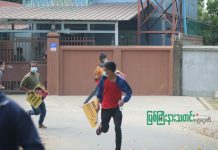မြစ်ကြီးနားမြို့တွင် ဆန္ဒပြသူများကို ကူညီရာတွင် အသုံးပြုသည့် ကားနှစ်စီးအား သိမ်းဆည်း
