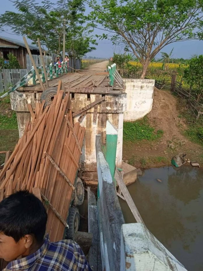 မိုးညှင်းတွင် ပျဉ်ကားတစ်စီး တံတားဖြတ်ကူးစဉ် ကျိုးကျ မိုးညှင်းတွင် ပျဉ်ကားတစ်စီး တံတားဖြတ်ကူးစဉ် ကျိုးကျ