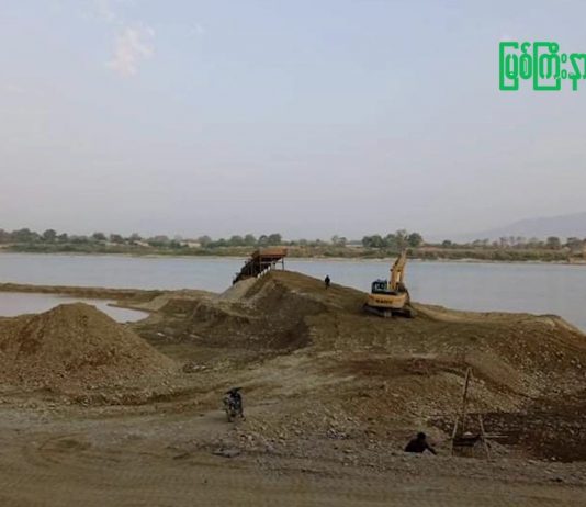 မခေါတီကျေးရွာ မလိခမြစ်တွင်ပေါ်တွင် တရုတ်လုပ်ငန်းရှင်များ စက်ယန္တရားကြီးများဖြင့် ရွှေတူးဖော်နေမှု ပိုမိုဆိုးရွားလာ။