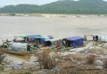 အာလမ်ကျေးရွာ မြစ်ကြောတစ်လျှောက် ရွှေတူးဖော်နေသည့် ရွှေဆိုင်းများမှ စက်ပစ္စည်းများ စစ်ကောင်စီ သိမ်းဆည်း ာလမ်ကျေးရွာ မြစ်ကြောတစ်လျှောက် ရွှေတူးဖော်နေသည့် ရွှေဆိုင်းများ