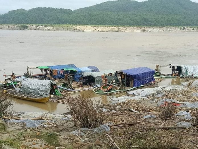 အာလမ်ကျေးရွာ_ရွှေတူး ာလမ်ကျေးရွာ မြစ်ကြောတစ်လျှောက် ရွှေတူးဖော်နေသည့် ရွှေဆိုင်းများ