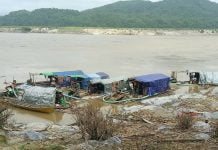 စစ်ကောင်စီမှ သိမ်းဆည်းသွားသည့် အာလမ်ကျေးရွာ မြစ်ကြောင်းတစ်လျှောက် ရွှေတူးဖော်ရာတွင် သုံးသည့် စက်ပစ္စည်းများအား ငွေကျပ် (၃) သိန်းပေးဆောင်ပြီး နယ်မြေရဲခန်းတွင် ပြန်လည်ထုတ်ယူနေ ာလမ်ကျေးရွာ မြစ်ကြောင်းတစ်လျှောက် ရွှေတူးဖော်
