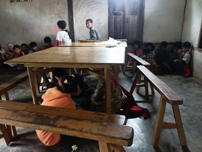 လဝါးကျေးရွာ ကလေးငယ်များနှင့် ဒေသခံများ