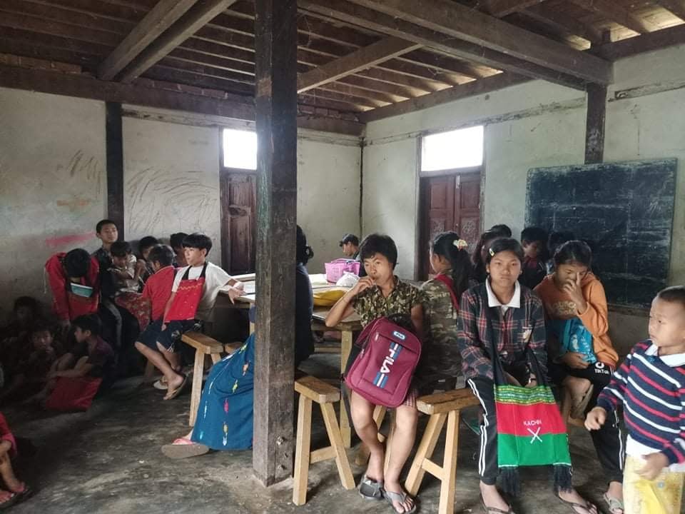 လဝါးကျေးရွာပြည်သူများ