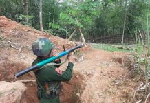 ရှမ်းမြောက် ကွတ်ခိုင်မြို့နယ်တွင် မူဆယ်ဘက်မှ လာသည့် စစ်ယာဉ်တန်းအား KIA မှ ပုခုံးထမ်းလက်နက်ကြီး များဖြင့် ပစ်ခတ် KIA_Soldier-RPG