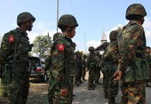 မြစ်ဆုံအထက် တီယန်ဇွပ်ကျေးရွာတွင် နေရာယူထားသည့် စစ်ကောင်စီတပ်သားအချို့ ခြေကျင်ဖြင့် အထက်ဘက်သို့ တက်သွား စစ်ကောင်စီတပ်သားများ