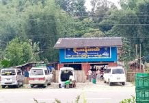 တန်ဂျာကျေးရွာတွင် စစ်ကောင်စီမှ လမ်းပိတ်ထားသောကြောင့် ယာဉ်များပိတ်မိ