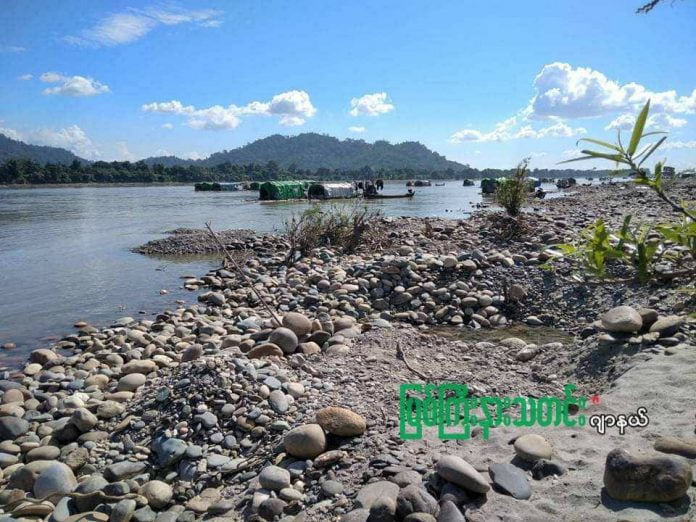နောင်နန်း မြစ်ကမ်းဘေးမှ ရွှေဖောင်များ