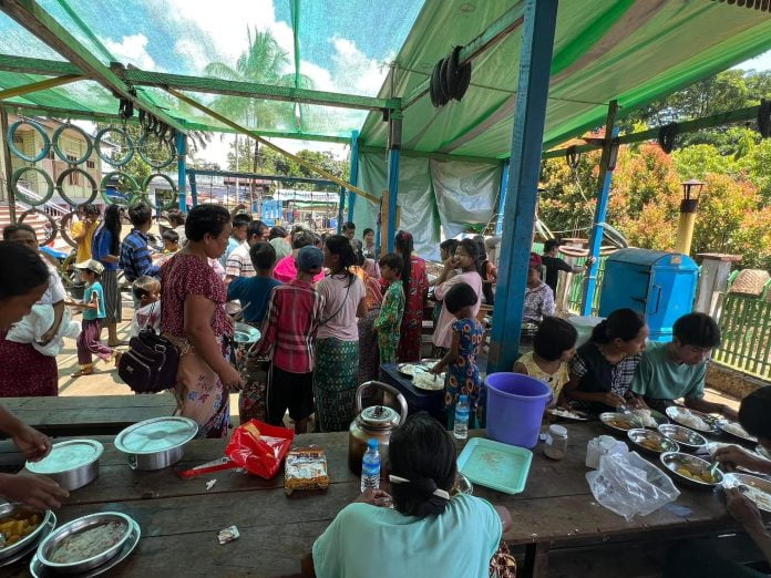 ဆယ်ဇင်းကျေးရွာမှ စစ်ရှောင်များ ဆယ်ဇင်းကျေးရွာမှ စစ်ရှောင်များ