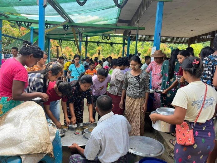 ဆယ်ဇင်းကျေးရွာမှ ဟောင်ပါးနှင့် တာမခံကျေးရွာဘက် စစ်ရှောင်လာသူများ ဆယ်ဇင်းကျေးရွာမှ ဟောင်ပါးနှင့် တာမခံကျေးရွာဘက် စစ်ရှောင်လာသူများ