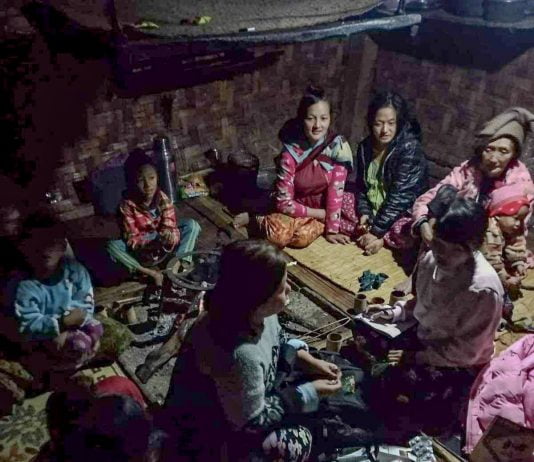 ပူတာအိုမြို့နယ်တွင်းရှိ ကျေးရွာအချို့တွင် ကျန်မာရေးဝန်ထမ်းများ မရှိခြင်းကြောင့် ကိုယ်ဝန်ဆောင်မိခင်များ အခက်ကြုံနေရ ပူတာအိုမြို့နယ် လုံရှာယန် ကျေးရွာအုပ်စုအတွင်းက ကျေးလက်ဆေးရုံဆေးပေးခန်းတွေမှာ ကုသမှုပေးနေကြတဲ့ ကျန်းမာရေးဆရာ/မတွေ မရှိတော့တာကြောင့် ကိုယ်ဝန်ဆောင် အမျိုးသမီးတွေ အခက်ကြုံ