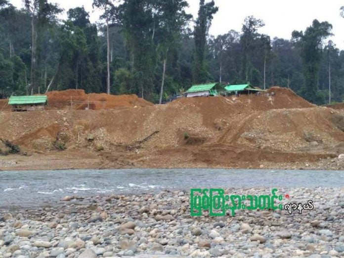 ပူတာအို ရွှေတူး ပူတာအိုခရိုင်၊ အင်လွယ်ယန်ကျေးရွာ တစ်လျှောက်က စိုက်ပျိုးမြေတွေပေါ် ရွှေတူးဖော်နေ