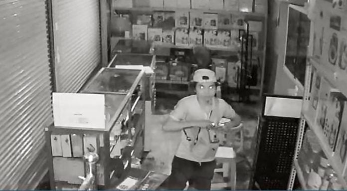 သရဖူစတိုးဆိုင် ဖောက်ထွင်းခံရ ရွှေကူမြို့၊ပြည်သူ့ဆေးရုံရှေ့က သရဖူစတိုးဆိုင် ဖောက်ထွင်းခံရ