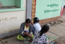 “ကုန်စျေးနှုန်းတွေကကြီးလာတယ်။ အလုပ်အကိုင်တွေကလည်း ရှားပါလာတဲ့ခေတ်မှာ ထောင်ဝင်စာပို့ဖို့ မနည်းကိုရုန်းကန်နေကြရတာပါ။” ထောင်ဝင်စာပို့ကြမယ် အဖွဲ့မှ တာဝန်ရှိသူတစ်ဦး(အင်တာဗျူး)