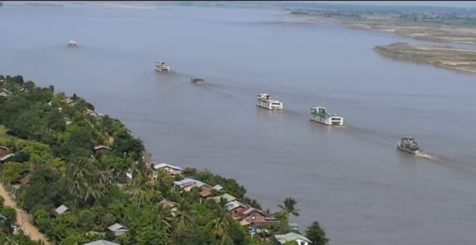 စစ်ကောင်စီ၏ စစ်သင်္ဘောများ ဆန်တက်လာစဉ်