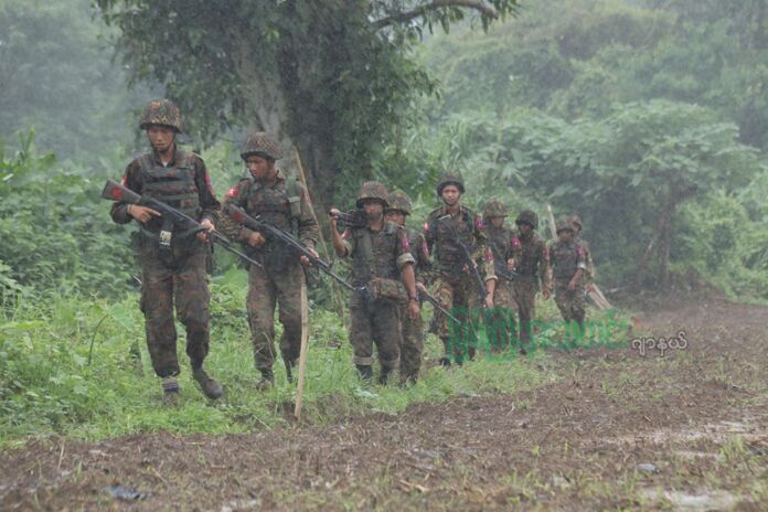 ရှေ့တန်းတစ်နေရာကစစ်ကောင်စီတပ်သားများ