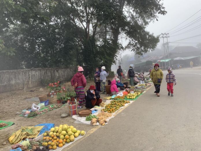 ပူတအိုမနက်ဈေး ပူတာအိုမြို့မနက်ခင်းဈေးအား တွေ့ရစဉ်။
