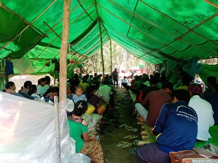 ဝူယန်စစ်ဘေးရှောင် တောအတွင်းက စစ်ရှောင်စခန်းမှာ ခိုလှုံနေရတဲ့ ဝူယန်စစ်ဘေးရှောင်များ