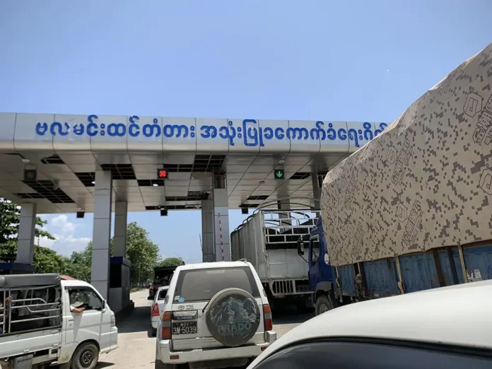 မြစ်ကြီးနားမြို့ဘက်ကို ဝိုင်းမော်ဒေသခံအချို့ တိမ်းရှောင််လာစဉ်။