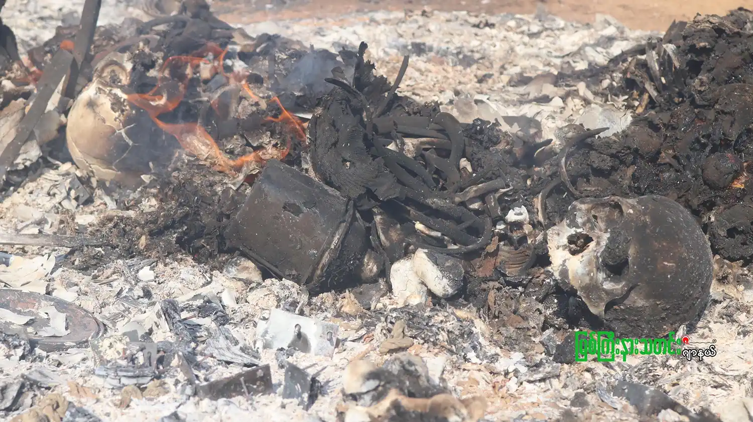 သေဆုံး စစ်ကောင်စီတပ်ဖွဲ့ဝင်တစ်ဦး၏ အလောင်းကို မီးရှို့ပြီးနောက် ကျန်ရှိနေသည့် အရိုးနှင့်စစ်သုံးရေဘူးအား မြန်မာနိုင်ငံ၊ အနောက်ရိုးမတောင်တန်းပေါ်၌ ၂၀၂၅ နှစ်ဆန်းပိုင်းတွင်တွေ့ရစဉ်။