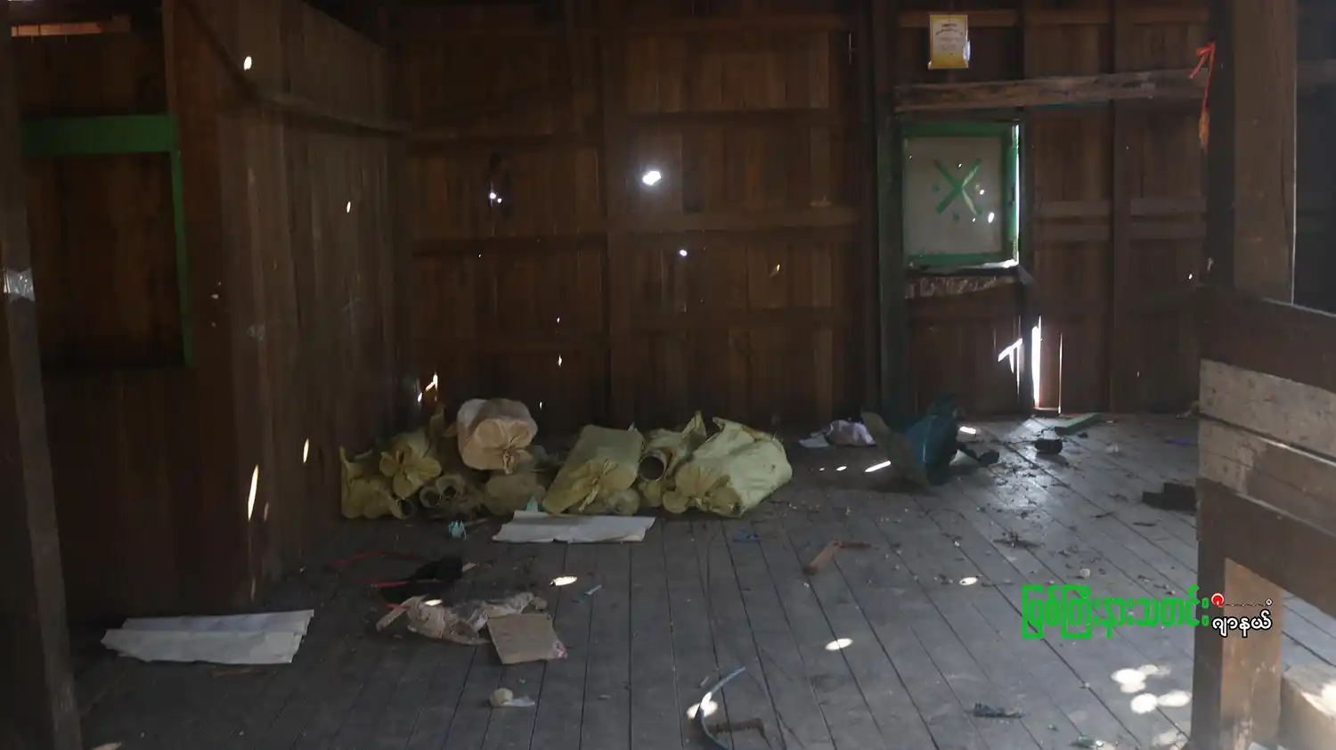မြန်မာနိုင်ငံ၊ အနောက်ရိုးမတောင်တန်းပေါ်၌ စစ်ကောင်စီတပ် အထိုင်ချခဲ့သည့် နေအိမ်တစ်လုံးကို တိုက်ပွဲအပြီး ၂၀၂၅ ခုနှစ် နှစ်ဆန်းပိုင်းတွင် တွေ့ရစဉ်။