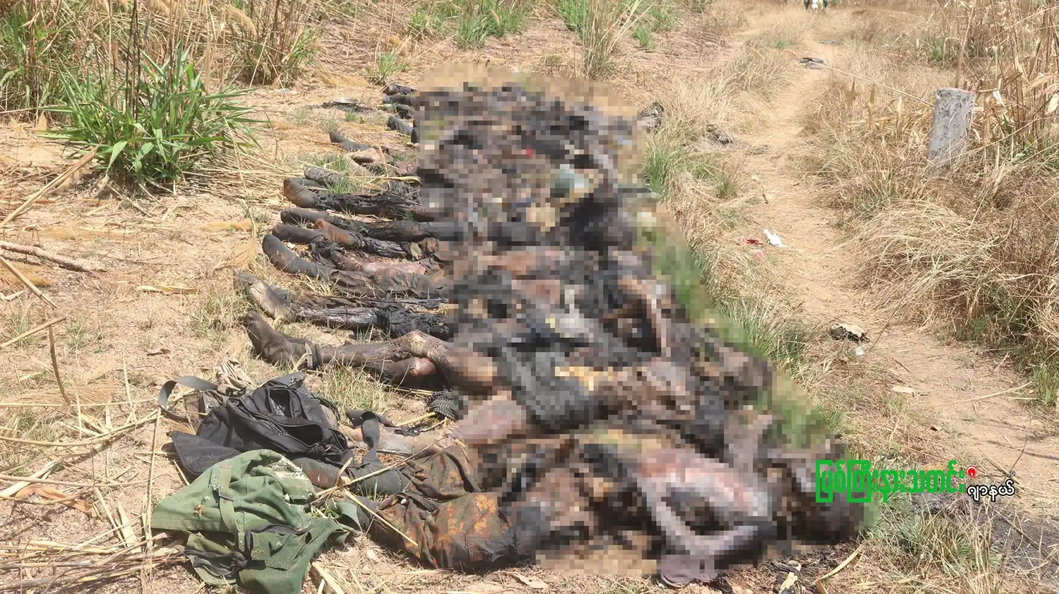 သေဆုံး စစ်ကောင်စီတပ်ဖွဲ့ဝင်များ၏ အလောင်းကို မီးရှို့ပြီးနောက် ကျန်ရှိနေသည့် ခန္ဓာကိုယ်အစိတ်အပိုင်းများအား မြန်မာနိုင်ငံ၊ အနောက်ရိုးမတောင်တန်းပေါ်၌ ၂၀၂၅ နှစ်ဆန်းပိုင်းတွင်တွေ့ရစဉ်။