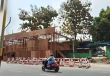 မြစ်ကြီးနားမြို့မှာ သင်္ကြန်ပွဲ ကျင်းပနိုင်ဖို့ မဏ္ဍပ်ဆောက်လုပ်နေ