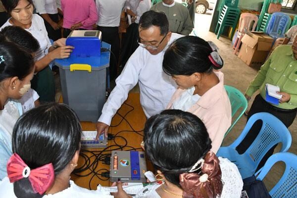 မဲပေးစက်အသုံးပြုနည်းသင်တန်းပေး