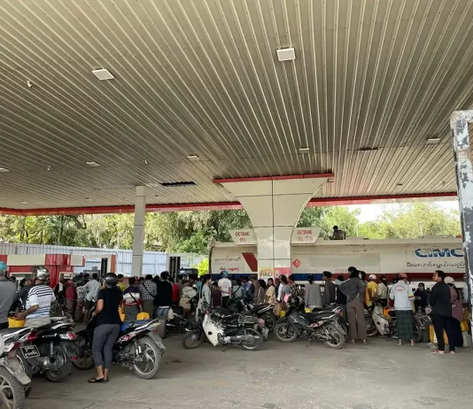 စက်သုံးဆီ ဂါလန်သိန်းချီဝင်ဖို့ရှိတယ်လို့ စစ်ကော်မရှင်ရဲ့ ကချင်ပြည်နယ်ဝန်ကြီးချုပ်ပြော