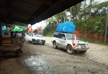 ကလေးတွေ ဘေးကင်းလုံခြုံစွာ ပညာသင်ကြားနိုင်ဖို့ စစ်ရေးတင်းမာနေတဲ့ ဖားကန့်ဒေသကနေ ထွက်ခွာမှုများရှိလာ၊ စစ်ရေးအရ ပိတ်ထားတဲ့ လမ်းတစ်လျှောက် အလံဖြူထောင်ပြီး ကားတွေနဲ့ဖြတ်သန်း