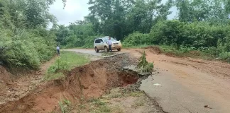ရှငေါ်ကျေးရွာအနီးမှာ လမ်းပြိုနေတာ နှစ်ပတ်လောက်ရှိပြီဖြစ်ပြီး ပြုပြင်မှုတွေမလုပ်သေးတာကြောင့် သွားလာရေး ခက်ခဲ