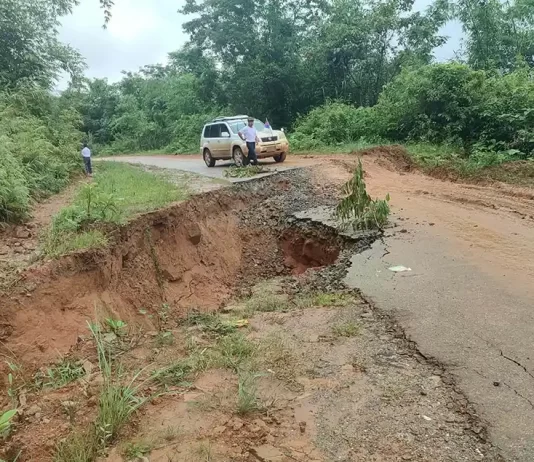 ရှငေါ်ကျေးရွာအနီးမှာ လမ်းပြိုနေတာ နှစ်ပတ်လောက်ရှိပြီဖြစ်ပြီး ပြုပြင်မှုတွေမလုပ်သေးတာကြောင့် သွားလာရေး ခက်ခဲ