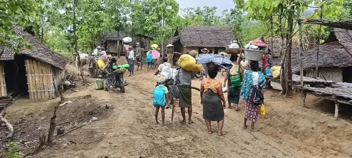 ပေါက်မြို့နယ်မှ ပြည်သူများ ဘေးလွတ်ရာ တိမ်းရှောင်နေကြစဉ်